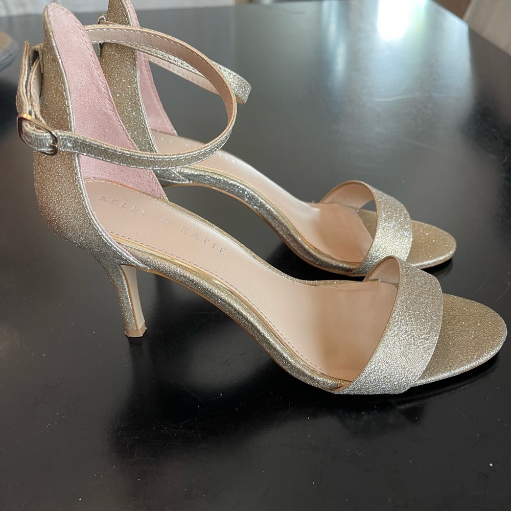 Kelly and Katie Gold Glitter Women's Sandals. Size 7.5